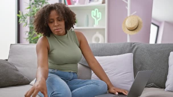 Evde Dizüstü Bilgisayarda Çalışan Afrikalı Amerikalı Kadın — Stok video