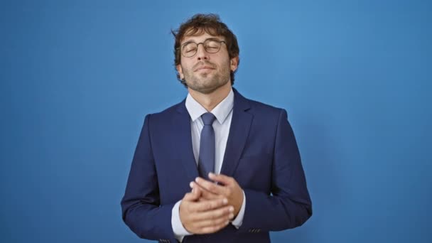 Fröhlicher Junger Mann Business Anzug Die Hände Auf Der Brust — Stockvideo
