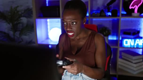 Stralen Afrikaans Amerikaanse Vrouw Genieten Van Video Games Gaming Kamer — Stockvideo