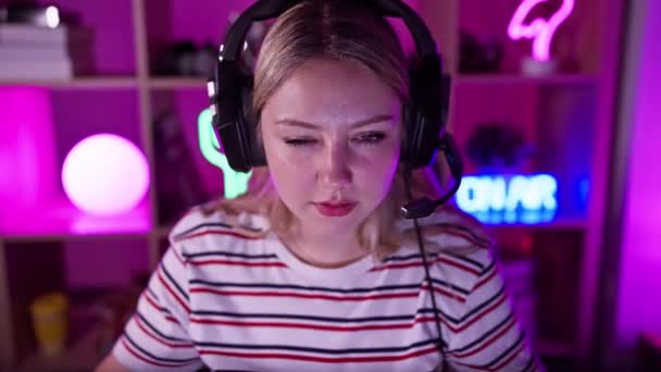 Geceleri Renkli Neon Işıklı Oyun Odasında Kulaklıkları Olan Endişeli Genç — Stok video