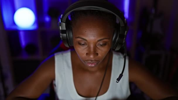Mulher Focada Usando Fones Ouvido Usando Computador Uma Sala Jogos — Vídeo de Stock