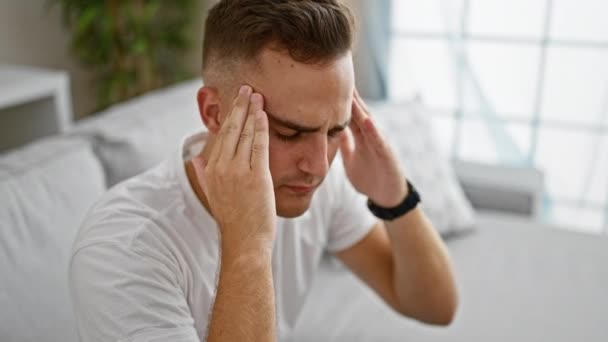 Ung Man Känner Huvudvärk Eller Stress Modern Inomhusmiljö — Stockvideo