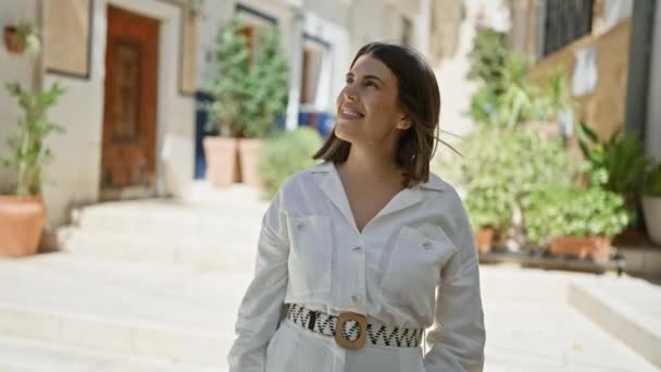 Jonge Mooie Spaanse Vrouw Staat Glimlachend Naar Zijkant Kijken Naar — Stockvideo
