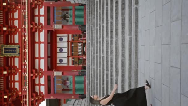 Красива Іспаномовна Жінка Окулярах Прогулянка Ідарі Таїша Святиня Кіото Прикрашаючи — стокове відео