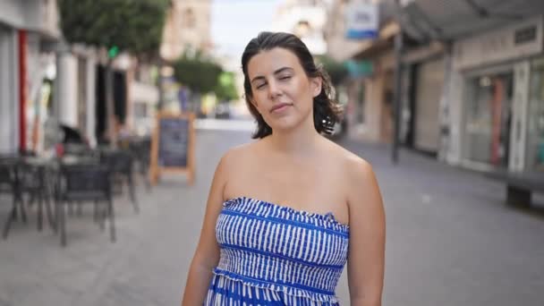 Jonge Spaanse Vrouw Glimlachend Gelukkig Kijkend Naar Camera Zonnig Restaurant — Stockvideo