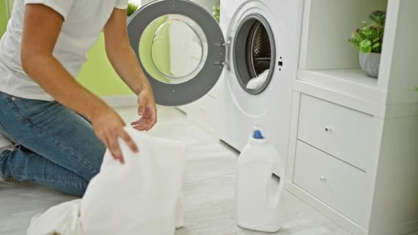 Parlak Bir Odada Çamaşır Yıkayan Çamaşır Makinesi Deterjanın Yanında Diz — Stok video
