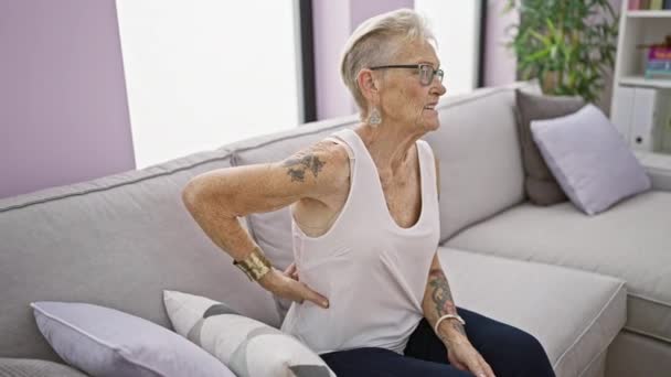 Die Unglückliche Grauhaarige Seniorin Leidet Unter Starken Rückenschmerzen Und Sitzt — Stockvideo