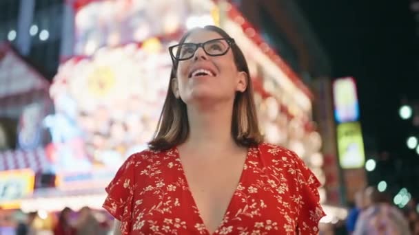 Het Vastleggen Van Vreugdevolle Nacht Mooie Spaanse Vrouw Glazen Genieten — Stockvideo