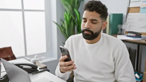 Homem Pensativo Com Barba Examina Seu Telefone Ambiente Escritório Moderno — Vídeo de Stock