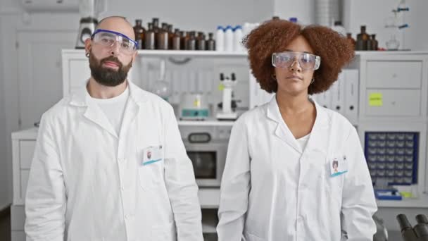 Dos Científicos Serios Cruzados Brazos Pie Juntos Laboratorio Alta Tecnología — Vídeos de Stock