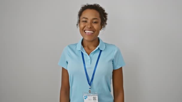 Joven Alegre Mujer Afroamericana Con Confianza Pie Con Identificación Exudando — Vídeos de Stock
