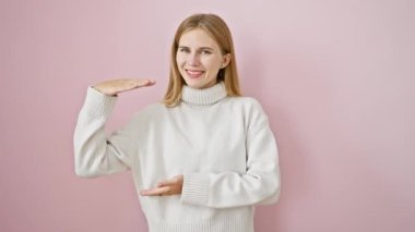 Pembeden çok çekici sarışın kız, elleri büyük, neşeli, göz alıcı ve pozitif dokunuşlu.