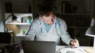 Laboratuvar önlüklü yorgun adam klinikte dinleniyor.