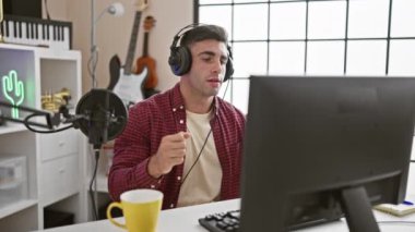 Tutkulu genç İspanyol bir sanatçı, melodide kaybolmuş, rahat bir stüdyo odasında akustik müzik dinlerken ve dans ederken, ruhunu dinlerken, performansın ritmini hissederken.