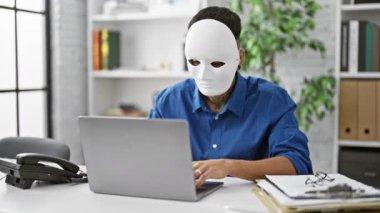 Zafer kazanmış genç Latin bir adam, dövmeli bir hackleme kahramanı, siber zaferini kutluyor. Maskeli hacker kötü amaçlı yazılımı başarıyla yayıyor, internet dolandırıcılarına kendi ilaçlarını tattırıyor..