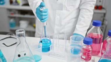 Tutkulu genç İspanyol bir adam, çekici gri saçlı bir bilim adamı, titizlikle test tüpüne sıvı dolduruyor, vızıldayan bir laboratuarda araştırmasında kayboluyor..