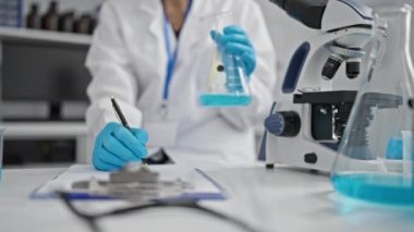 Kıdemli bir bilim adamının deneylerine ilgi çekici bir bakış. Laboratuvarda titizlikle notlar alıyor. Olağanüstü deney tüpü deneyine kendini kaptırmış.