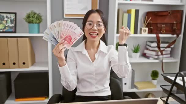 Возбужденная Молодая Китаянка Офисе Весело Праздновать Победу Поднимая Юань Банкноты — стоковое видео