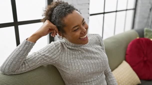 Mulher Sorridente Com Cabelos Cacheados Relaxando Sofá Dentro Casa Ambiente — Vídeo de Stock
