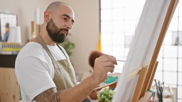 예술가 남자와 스튜디오에서 앞치마를 캔버스에 그리기에 진행중인 클래스 페인트브러쉬가 팔레트를 — 비디오