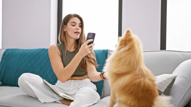 Joven Mujer Hispana Alegre Sentada Sofá Con Amado Perro Capturando — Vídeo de stock