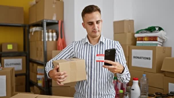 Jeune Homme Prenant Selfie Dans Entrepôt Entouré Boîtes Carton Signe — Video