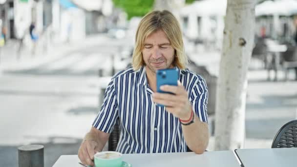Блондин Улыбается Используя Смартфон Открытой Террасе Ресторана Городе — стоковое видео