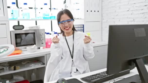Emocionada Joven Científica China Grita Victoriosamente Ganadora Laboratorio Saltando Éxito — Vídeos de Stock