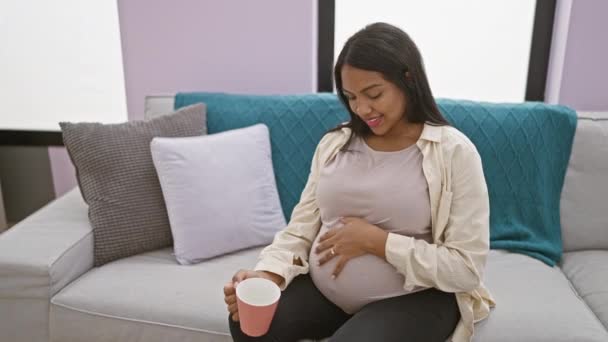 Świecąca Młoda Kobieta Ciąży Błogo Uśmiechnięta Pije Poranną Kawę Domu — Wideo stockowe