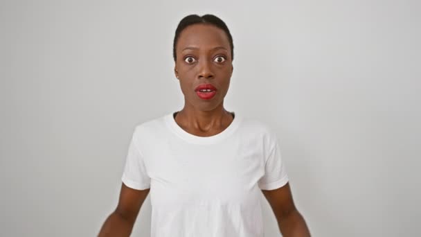 Ohromená Afroameričanka Stála Její Výraz Byl Bílém Výrazu Izolovaný Atraktivní — Stock video