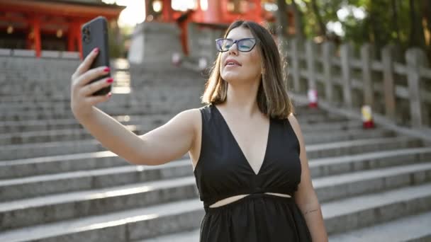 Selfie Vibrante Uma Bela Mulher Hispânica Óculos Todos Sorrisos Capturando — Vídeo de Stock