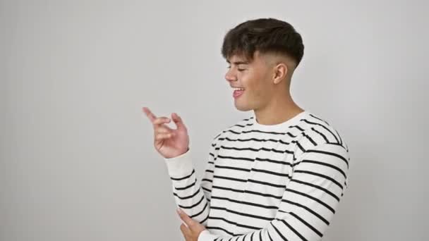 Radostný Mladý Hispánec Pruzích Sebevědomě Ukazující Prsty Stranu Usmívající Bouří — Stock video