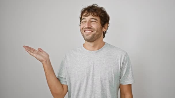 Joven Hombre Vistiendo Una Camiseta Sonriente Alegre Presentando Señalando Con — Vídeos de Stock
