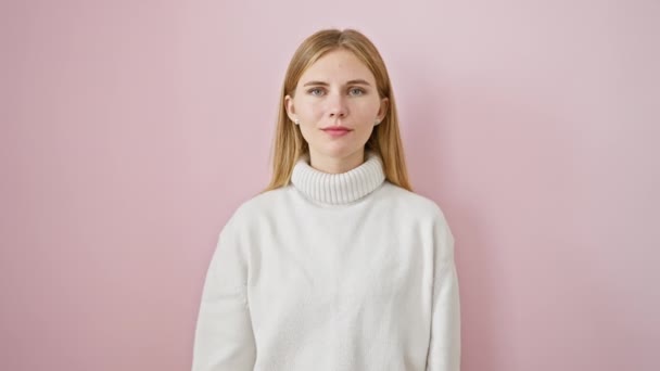 Glada Självsäkra Blonda Kvinna Visar Tecken Över Isolerade Rosa Vägg — Stockvideo