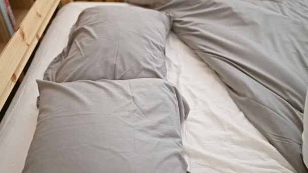 Jovem Hispânico Cabelos Grisalhos Deitado Cama Dormindo Quarto — Vídeo de Stock