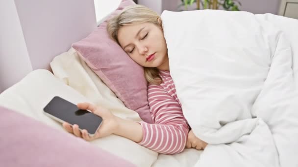 Ung Kaukasisk Kvinna Sover Sängen Clutching Smartphone Mysiga Rum — Stockvideo