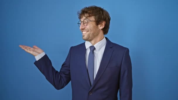 비즈니스 양복에서 즐거운 남자는 자신감으로 손바닥 손가락을 파란색 배경에 기호를 — 비디오