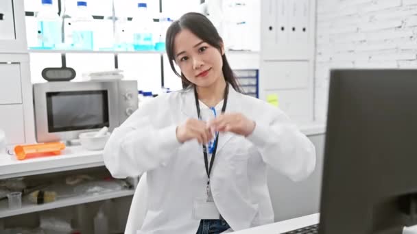 Ung Kinesisk Kvinna Vetenskapsman Formar Hjärta Symbol Med Händerna Labbet — Stockvideo