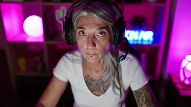 Reife Grauhaarige Spielerfrau Seriösen Gaming Modus Die Mitten Der Nacht — Stockvideo