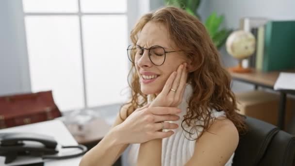 Schöne Junge Frau Kämpft Mit Schmerzhaften Zahnschmerzen Bei Der Arbeit — Stockvideo
