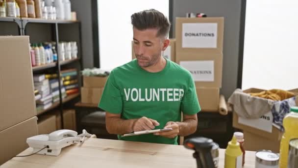 Toegewijde Jonge Spaanse Man Die Vrijwilligerswerk Doet Bij Een Liefdadigheidscentrum — Stockvideo