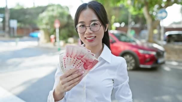 Азиатская Женщина Изучает Китайский Юань Оживленной Городской Улице Передавая Городские — стоковое видео