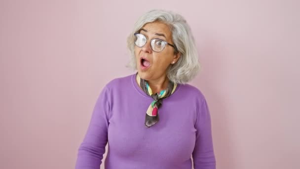 Весела Жінка Середнього Віку Сіроволоса Окулярах Вдаряє Виграшну Позу Вказуючи — стокове відео