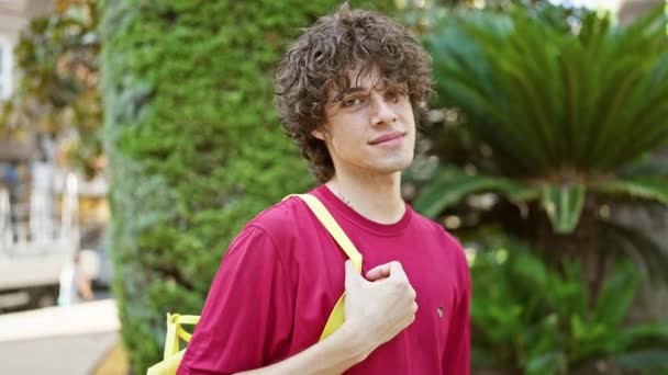 Lächelnder Junger Mann Mit Lockigem Haar Und Rucksack Freien Einem — Stockvideo
