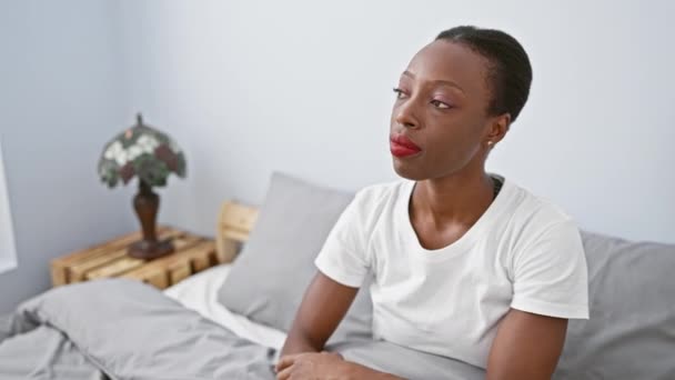 Zdumiona Afro Amerykanka Leżąca Przytulnie Łóżku Zaskakującym Wyrazem Twarzy Otwarte — Wideo stockowe