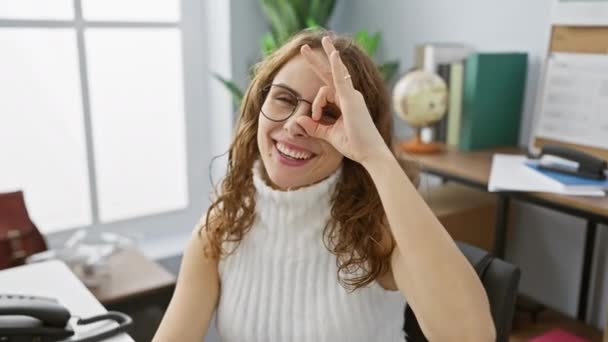Joyeux Jeune Femme Travaillant Bureau Exprimant Son Bonheur Travers Geste — Video