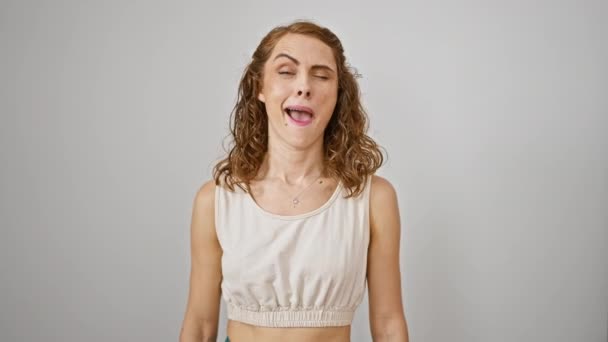 Veselá Mladá Žena Sexy Mrknutím Stojící Izolovaném Bílém Pozadí Dívající — Stock video