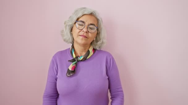 Selbstbewusste Grauhaarige Frau Mittleren Alters Die Arme Verschränkt Die Hand — Stockvideo