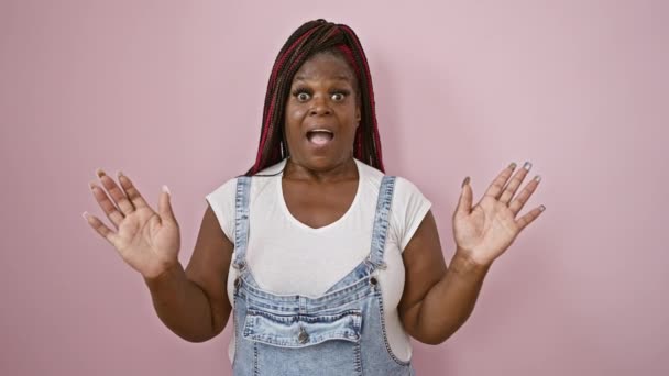 Ena Bela Mulher Americana Africana Feliz Com Tranças Expressando Surpresa — Vídeo de Stock