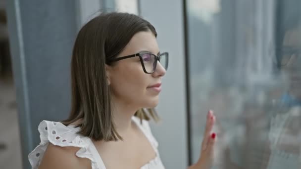 Gözlüklü Güzel Spanyol Kadını Japonya Nın Şehir Siluetinin Gökdelen Penceresinden — Stok video